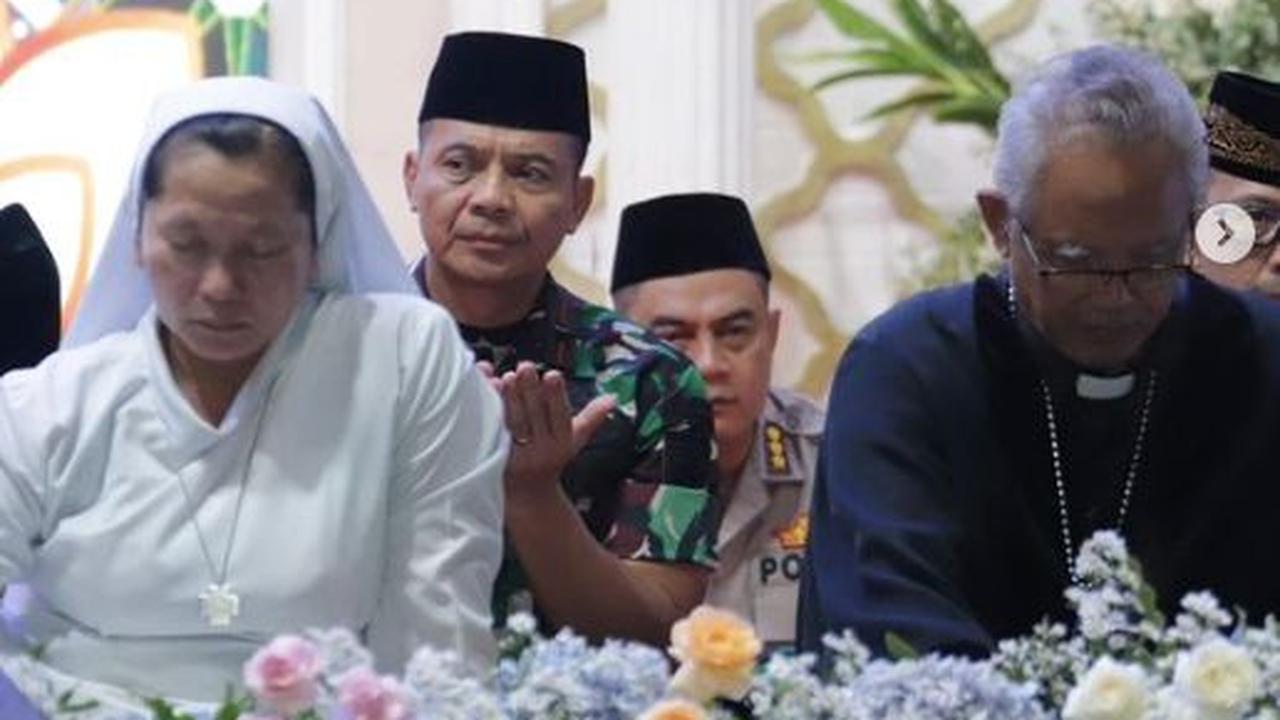 "Jateng Bersholawat bersama Habib Syech 1mei 2024,” tulis keterangan unggahan.