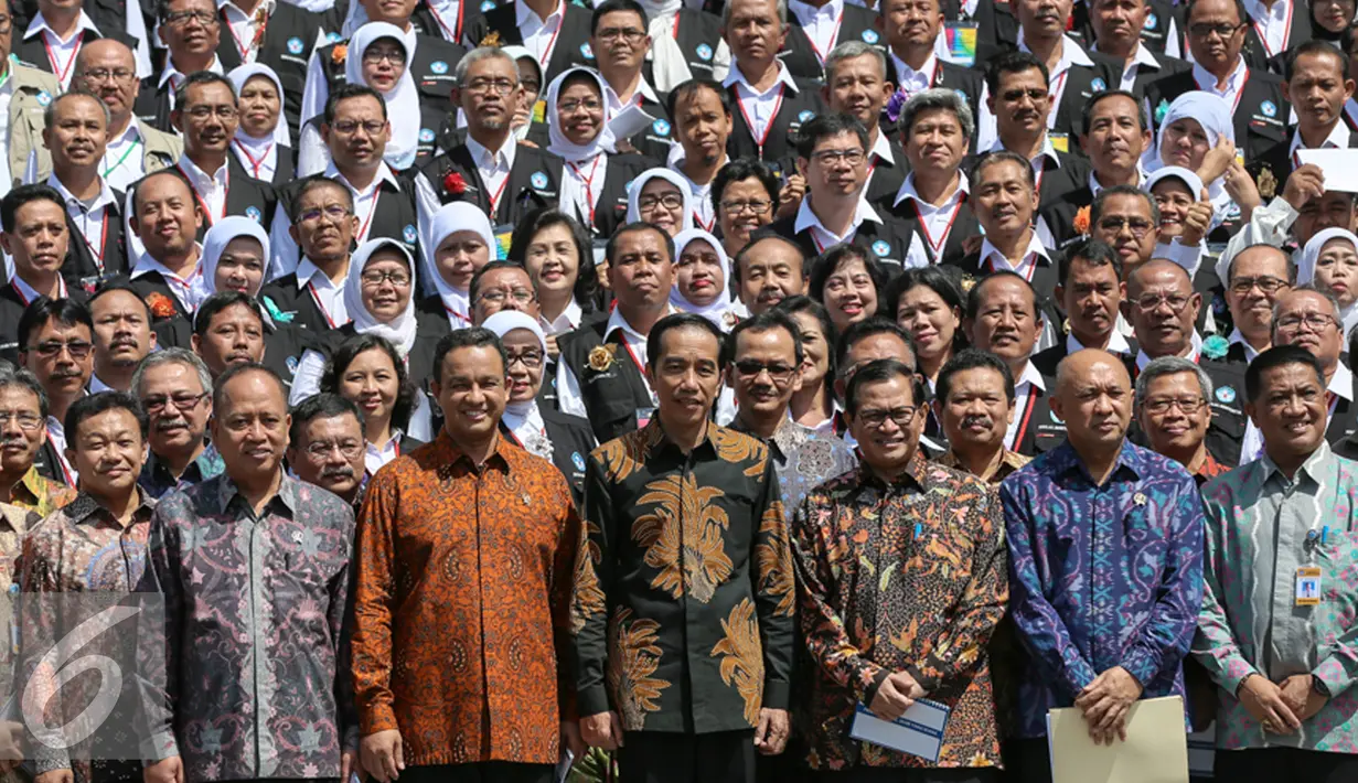 Presiden Joko Widodo berfoto bersama dengan kepala sekolah penerima Anugerah Integritas Ujian Nasional di Istana Merdeka, Jakarta (21/12). Sebanyak 503 kepala sekolah penerima Anugerah Integritas hadir silaturahmi ke Presiden. (Liputan6.com/Faizal Fanani)
