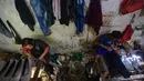 Akibat penurunan omzet produksi ini, industri rumahan sepatu wanita OB Shoes hanya mampu mempekerjakan lima dari sebelumnya 20 orang pekerja. (merdeka.com/Arie Basuki)