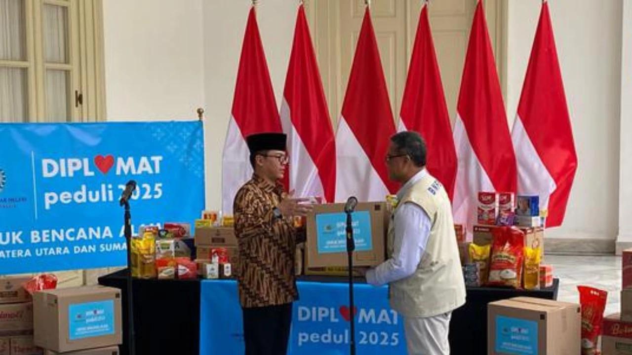 Menlu Sugiono Kirim Bantuan Bahan Pokok untuk Korban Banjir di Aceh, Sumut, dan Sumbar