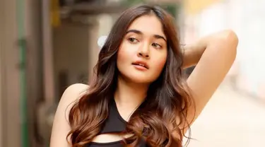 Pemilik nama lengkap Jasmine Elfira Burhan Suratie mulai debut di dunia akting sejak tahun 2016. Dalam beberapa tahun terakhir ini ia pun sudah banyak bermain FTV hingga sinetron. Selain itu ia pun sudah dua kali bermain film berjudul Imperfect dan Geez & Ann.   (Liputan6.com/IG/@jasmineelfirabs)