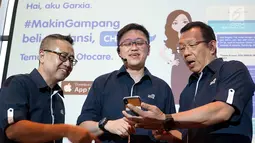CEO Asuransi Astra Rudy Chen (tengah) dan jajaran Direksi berbincang pada peluncuran aplikasi Garxia (Garda experience intelligent assistance) bersamaan HUT ke-62 Asuransi Astra di Jakarta, Rabu (12/9). (Liputan6.com/HO/Eko)