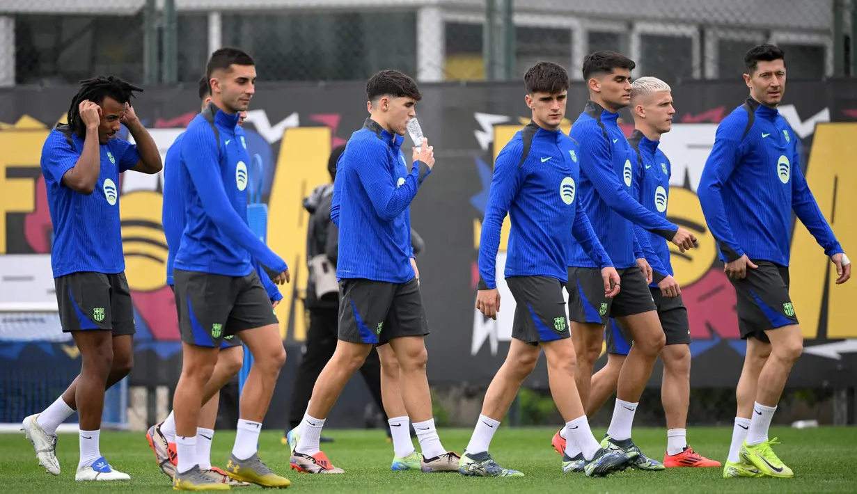 Para pemain FC Barcelona sesaat sebelum sesi latihan menjelang pertandingan sepak bola fase liga hari ke-4 melawan Stade Brestois di tempat latihan Joan Gamper di Sant Joan Despi, dekat Barcelona, pada 25 November 2024. (Josep LAGO/AFP)