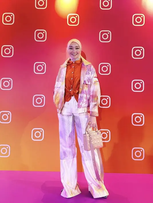 <p>Ia juga berhasil tampil seru dalam balutan nuansa warna playful seperti yang dikenakannya. [Foto: Instagram/ Vina Muliana]</p>