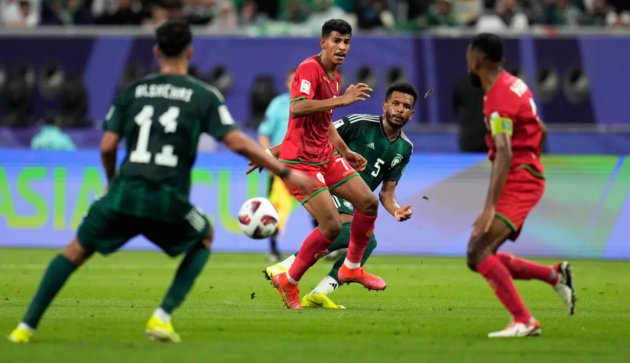 Pertandingan ini menunjukkan ketangguhan dan semangat juang Arab Saudi yang tidak menyerah hingga menit terakhir, sekaligus menjadi sebuah peringatan bagi lawan-lawan mereka di turnamen ini. (AP Photo/Aijaz Rahi)