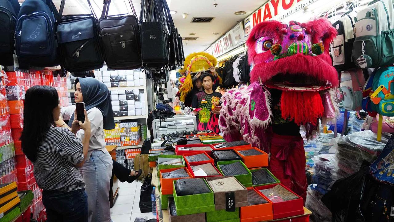 FOTO: Semarak Barongsai Jelang  Perayaan Imlek di Pusat Perbelanjaan Senen