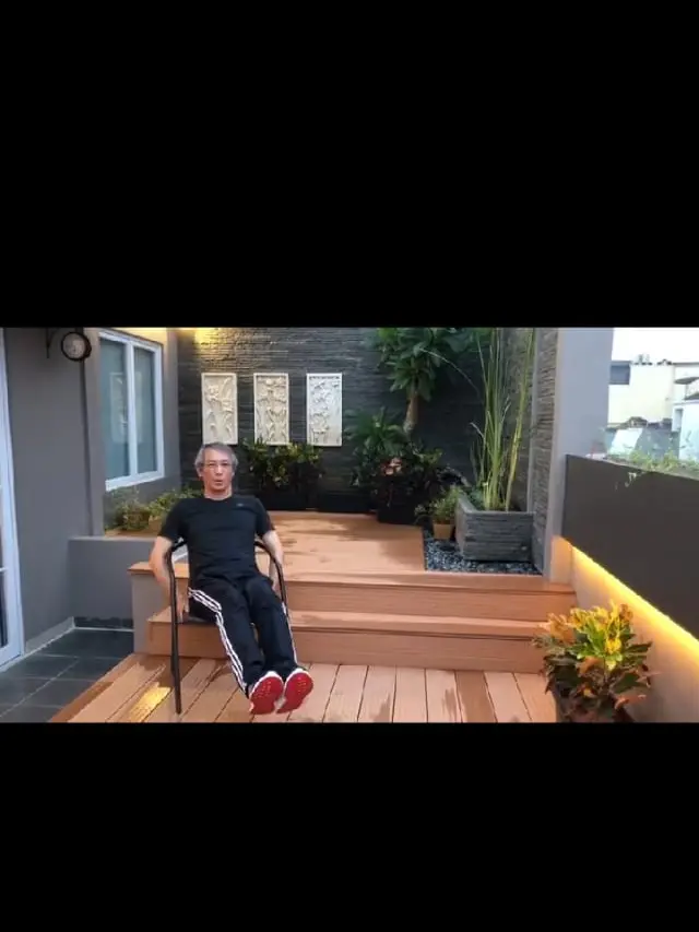 Crunch, untuk melatih otot perut. (Dok: screenshoot video dokter Michael Triangto)