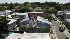 Mural pemain sepak bola Lionel Messi menutupi rumah tempatnya tinggal di Rosario, Argentina, Rabu (14/12/2022). Lionel Messi dilahirkan, besar dan tumbuh, di Rosario. (AP Photo/Rodrigo Abd)