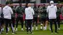Para pemain Real Madrid mengikuti sesi latihan jelang berhadapan dengan wakil Asia, Al-Hilal pada final Piala Dunia Antarklub 2022, di Rabat, Maroko, Jumat (10/2/2023). Madrid adalah klub dengan gelar juara terbanyak di turnamen ini. (AP Photo/Manu Fernandez)