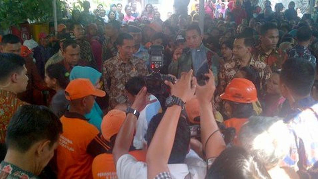 Jokowi blusukan bawa sembako, warga Kebon Jeruk girang berebut salam