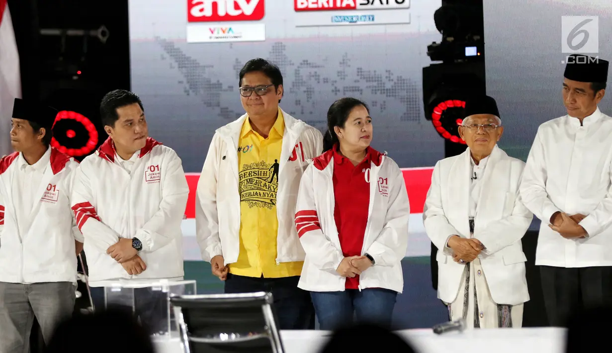 Capres nomor urut 01 Joko Widodo dan Cawapres Ma'ruf Amin dan Tim Kampanye Nasional usai Debat Pilpres 2019 kelima di Jakarta, Sabtu (13/4).Debat kelima merupakan debat terakhir dalam masa kampanye yang mengambil tema Ekonomi, Kesejahteraan Sosial, Keuangan dan Investasi. (Liputan6.com/Johan Tallo)