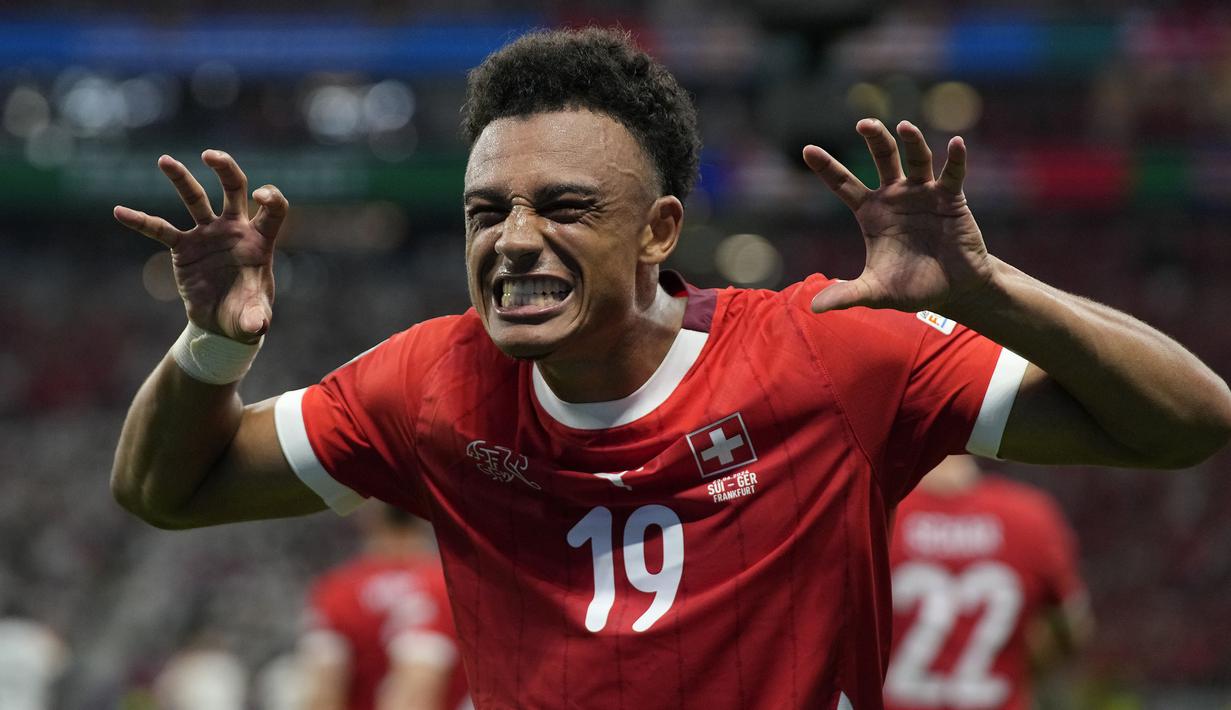 Lolos ke babak perempatfinal Euro 2024, Timnas Swiss mengulangi capaian mereka pada edisi sebelumnya 2020. Lolos ke perempatfinal edisi teranyar dengan mengalahkan juara bertahan Italia 2-0 di babak 16 besar, Timnas Swiss juga mampu mengorbitkan seorang pemain mudanya dalam deretan pencetak gol termuda di ajang Euro 2024. Siapa dia? Ini dia daftar lengkap 3 pencetak gol termuda Timnas Swiss di ajang Euro sepanjang sejarah. (AP Photo/Themba Hadebe)