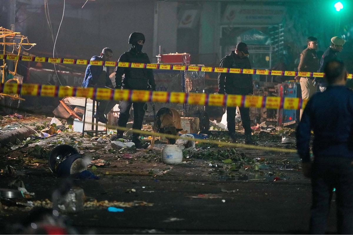 FOTO:  Ledakan Bom Mobil Guncang Delhi, 10 Tewas di Dekat Benteng Merah