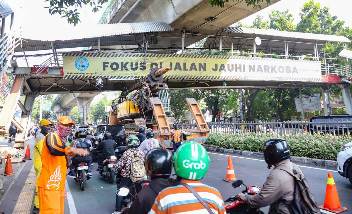 JPO Kapten Tendean Rusak Parah Akibat Truk Pengangkut Crane