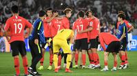Ekspresi pemain Timnas Korea Selatan selepas kalah 0-1 dari Qatar di perempat final Piala Asia 2019 di Zayed Sports City Stadium, Abu Dhabi (25/1/2019). (AFP/Khaled Desouki)