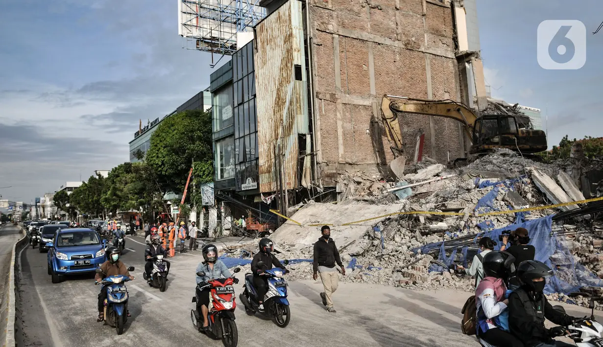 Kendaraan melintas di depan bangunan yang roboh di Jalan Kyai Caringing, Gambir, Jakarta, Kamis (3/9/2020). Tidak ada korban jiwa dalam robohnya bangunan empat lantai tersebut yang diketahui akibat kelalaian pekerja saat melakukan pembongkaran gedung. (merdeka.com/Iqbal Nugroho)