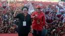 Ketua Umum PDI Perjuangan Megawati Soekarno Putri dan Puan Maharani salam tiga jari pada Apel Siaga PDI Perjuangan Setia Megawati, Setia NKRI di Stadion Manahan, Solo, Jawa Tengah, Jumat (11/5). (Liputan6.com/HO/Ivan)