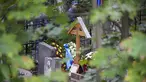 Bunga terlihat di makam bos Wagner Group Yevgeny Prigozhin di pemakaman Porokhovskoe di St. Petersburg, Rusia, Selasa (29/8/2023). (AP Photo/Dmitri Lovetsky)