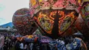 Kemeriahan festival ditandai dengan puluhan balon udara berbagai ukuran dan corak yang mengudara, menciptakan pemandangan yang berbeda di langit Wonosobo. (merdeka.com/Arie Basuki)