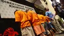 Para tersangka begal truk berhasil diamankan Polisi, Jakarta, Selasa (17/3/2015).Dalam aksinya tersangka tak segan melukai korbannya. (Liputan6.com/Johan Tallo)