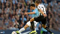 Tendangan keras Kun Aguero Gandakan Keunggulan Manchester City pada laga Liga Premier Inggris antara Manchester City dan Newcastle United di Etihad Stadium, Selasa (20 Agustus 2013) (AFP/Andrew Yates)