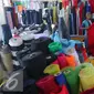 Pekerja merapikan gulungan kain di Pasar Cipadu, Tangerang, Selasa (30/8).Dirjen Industri Kimia, Tekstil, dan Aneka (IKTA) Kemenperin optimistis kinerja industri tekstil dan produk tekstil nasional akan gemilang. (Liputan6.com/Angga Yuniar)