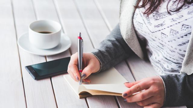 Ilustrasi menulis di buku harian