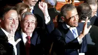 Raul Castro dan Barack Obama di KTT Amerika di Panama, Jumat 10 April 2015. (Presidency of Cuba/Reuters)