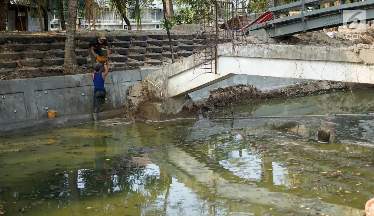 Pekerja menyelesaikan pembuatan turap bermaterialkan ban bekas di Kali Karang Bolong, Ancol, Jakarta, Rabu (4/9/2019). Pembangunan turap yang berpondasi cerucuk dolken dan kaso dengan ketinggian 3,5 meter menggunakan 2.400 ban bekas truk sampah. (Liputan6.com/Immanuel Antonius)