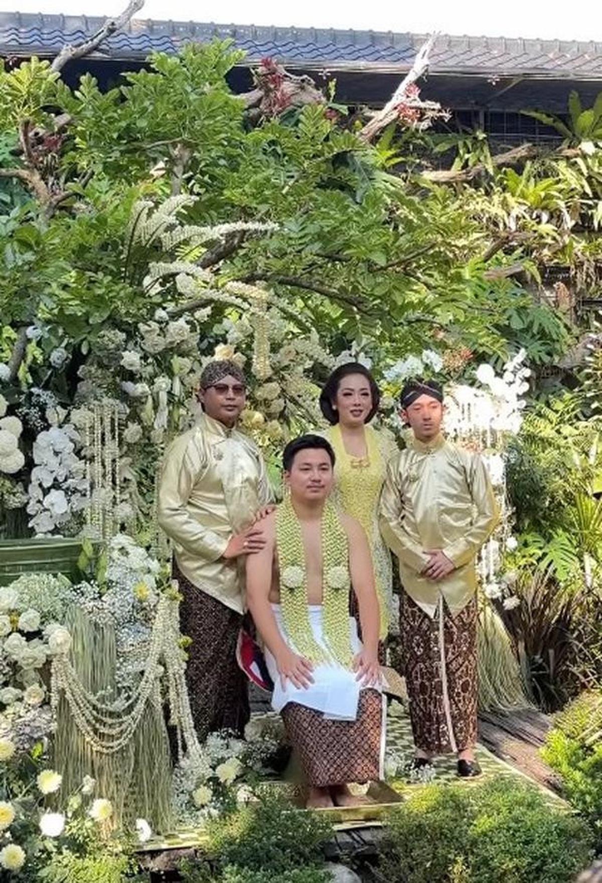 22 Potret Detail Dekorasi Siraman Pernikahan Putra Soimah dengan Adat Jawa yang Mewah dan Sakral