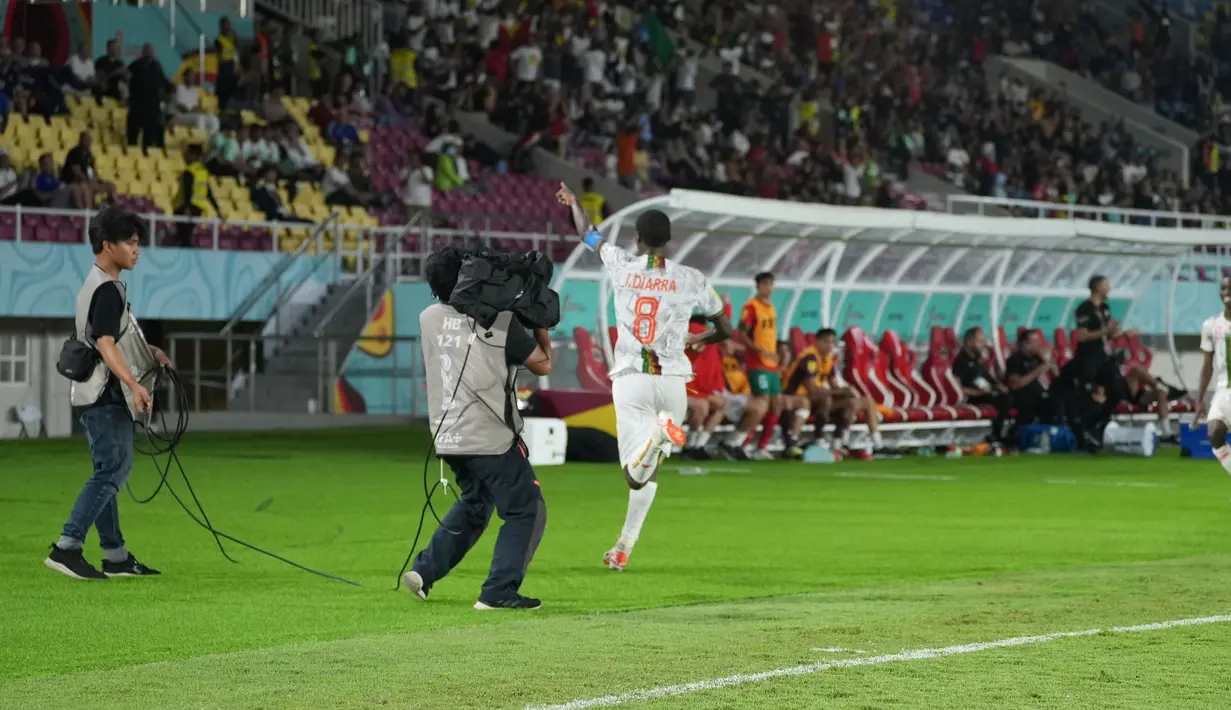 Pemain Timnas Mali U-17, Ibrahim Diarra melakukan selebrasi ke arah penonton setelah mencetak gol ke gawang Timnas Maroko U-17 pada laga perempat final Piala Dunia U-17 2023 di Stadion Manahan, Solo, Sabtu (25/11/2023). (Doc. LOC WCU17/RKY)