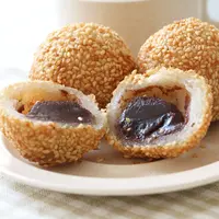 ilustrasi onde-onde kacang merah/Kondoruk/Shutterstock