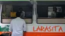 Sejumlah operator berjaga di Mobil Operator Layanan online Badan Pertanahan Nasional terparkir untuk melayani masyarakat peluncuran Aplikasi Lintas (Layanan dan Informasi Tanpa Batas) di Kantor BPN, Jakarta, Kamis (4/2/2016). (Liputan6.com/Johan Tallo)