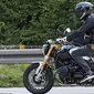 BMW R NineT terbaru tengah uji jalan. (RideApart)