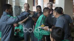  Manahati Lestusen menerima ucapan dan kue Ulang tahun dari official dan pemain Timnas Indonesia di Hotel Grand Fourwings, Thailand. (Bola.com/Vitalis Yogi Trisna) 