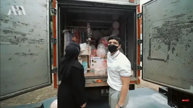 7 Potret Kado Mewah Kelahiran Anak Atta dan Aurel, Ada Baju hingga Mobil