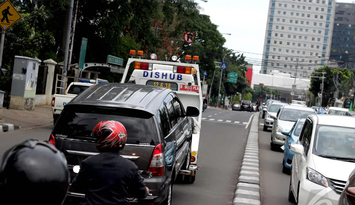 Dishub DKI Jakarta menargetkan penertiban parkir liar di wilayah ibukota selesai dalam waktu tiga bulan kedepan. (Liputan6.com/Faizal Fanani)