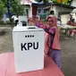 Salah satu warga Kelurahan Sungai Buah Kecamatan Ilir TImur II Palembang menggunakan hak pilihnya di Pemilu Lanjutan 2019 (Liputan6.com / Nefri Inge)