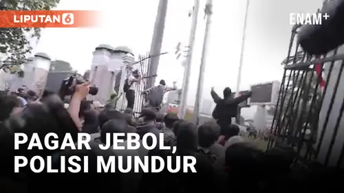 VIDEO: Rusuh! Pagar Gedung DPR Dijebol Massa Demo