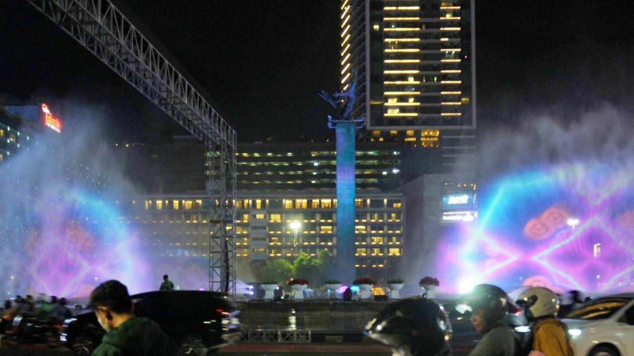 Pemerintah Provinsi DKI Jakarta melakukan uji coba water screen air mancur  untuk perayaan malam Tahun Baru 2024 di Bundaran HI, Jakarta, Sabtu (30/12/2023).
