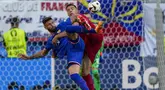 Penyerang Prancis Olivier Giroud berebut bola dengan bek Polandia Jan Bednarek pada matchday 3 Grup D Euro 2024 di Signal Iduna Park, Selasa (25/06/2024) malam WIB. (AP Photo/Darko Vojinovic)