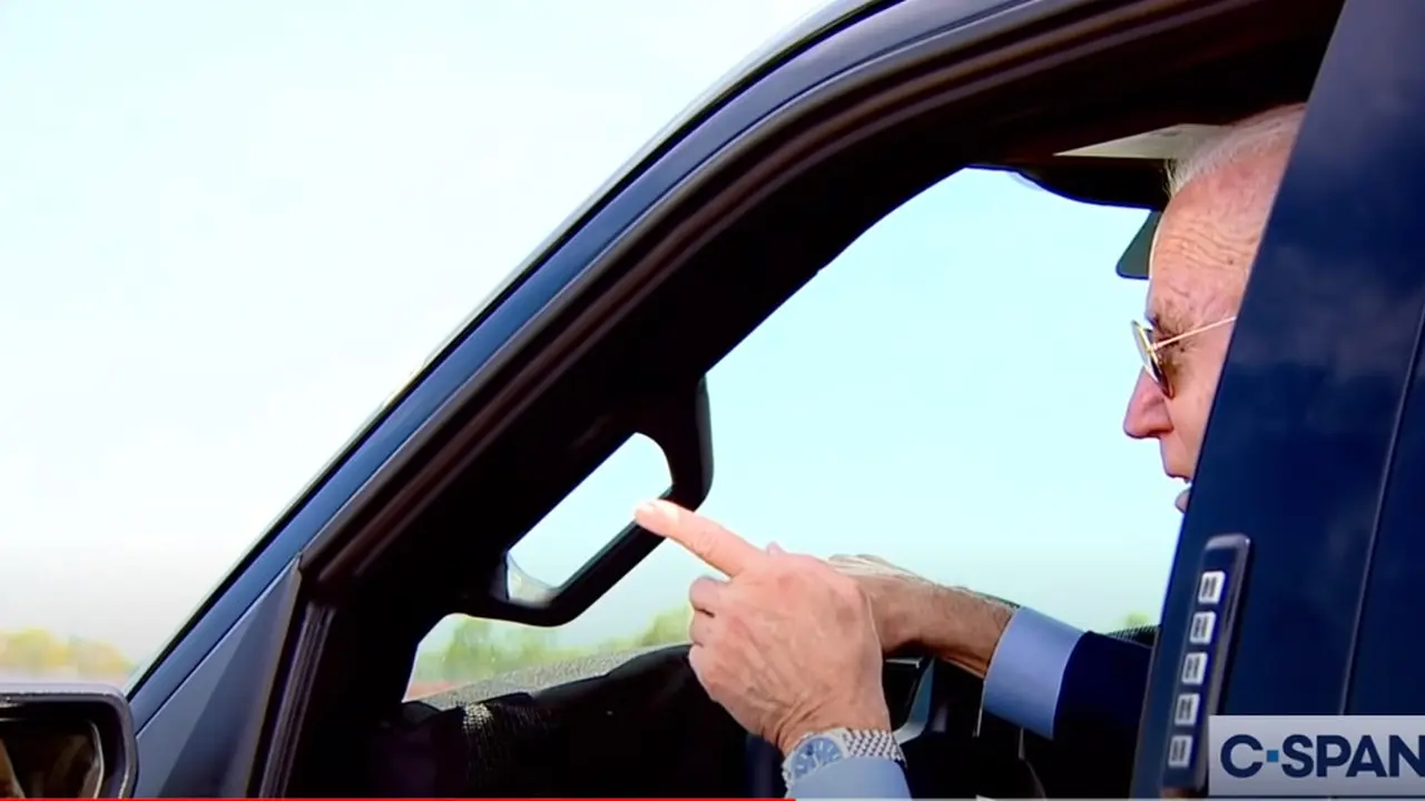 Joe Biden tolak jawab pertanyaaan soal Israel saat menguji mobil listrik Ford F-150 Lightning di Michigan.