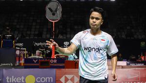 Aksi Anthony Ginting saat melawan wakil Belgia, Julien Carraggi pada babak 32 besar Indonesia Masters 2026 di Istora Senayan, Jakarta, Rabu (21/1/2026). (Bola.com/Abdul Aziz)