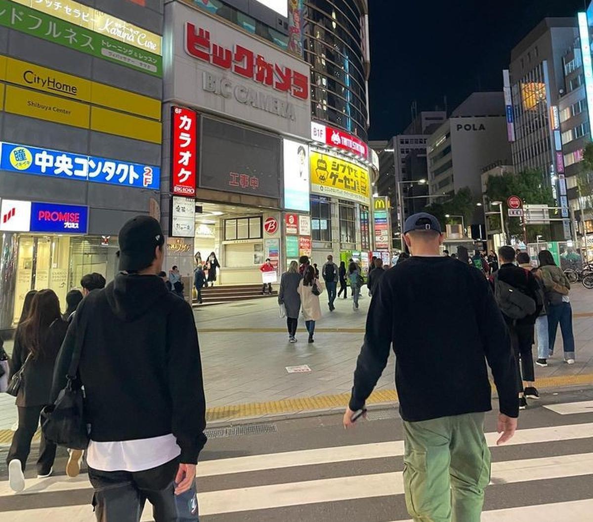 "Musim pemilu di Jepang ditandai dengan mobil orasi yang keliling jalan raya serta pemukiman," demikian dikutip dari keterangan unggahan pada akun Instagram @suci_amanda_illustration. <br>