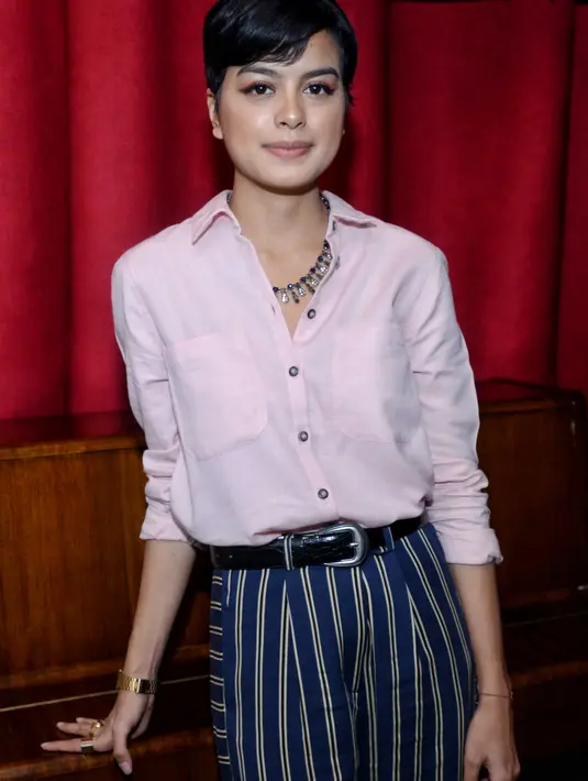 Perjalanan hidup selama dua tahun belakangan ini dikemas Eva menjadi sebuah album. Selain tema cinta, delapan lagu dalam album itu juga berisi tentang isu lingkungan hidup. (Adrian Putra/Bintang.com)