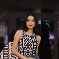 Amanda Rawles tampil kasual dengan busana top print monogram Marc Jacobs dan bawahan rok jeans. Ia melengkapinya dengan tas koleksi Pre-Fall 2023 dari Marc Jacob.  / Foto dok Marc Jacobs.