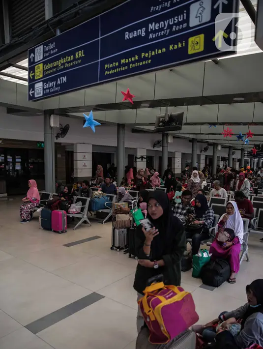 Calon penumpang menunggu jadwal keberangkatan di Stasiun Pasar Senen, Jakarta, Jumat (20/12/2019). PT KAI Daop I Jakarta akan mengoperasikan 13 kereta tambahan jarak jauh untuk mengantisipasi lonjakan penumpang jelang Natal dan Tahun Baru. (Liputan6.com/Faizal Fanani)