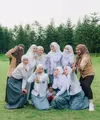 Dinda Hauw baru saja membagikan momen arisan bersama geng Butterfly-nya yang terdiri dari artis dan selebgram hijab. [Foto: IG/asrikasura/ririe_fairuz].