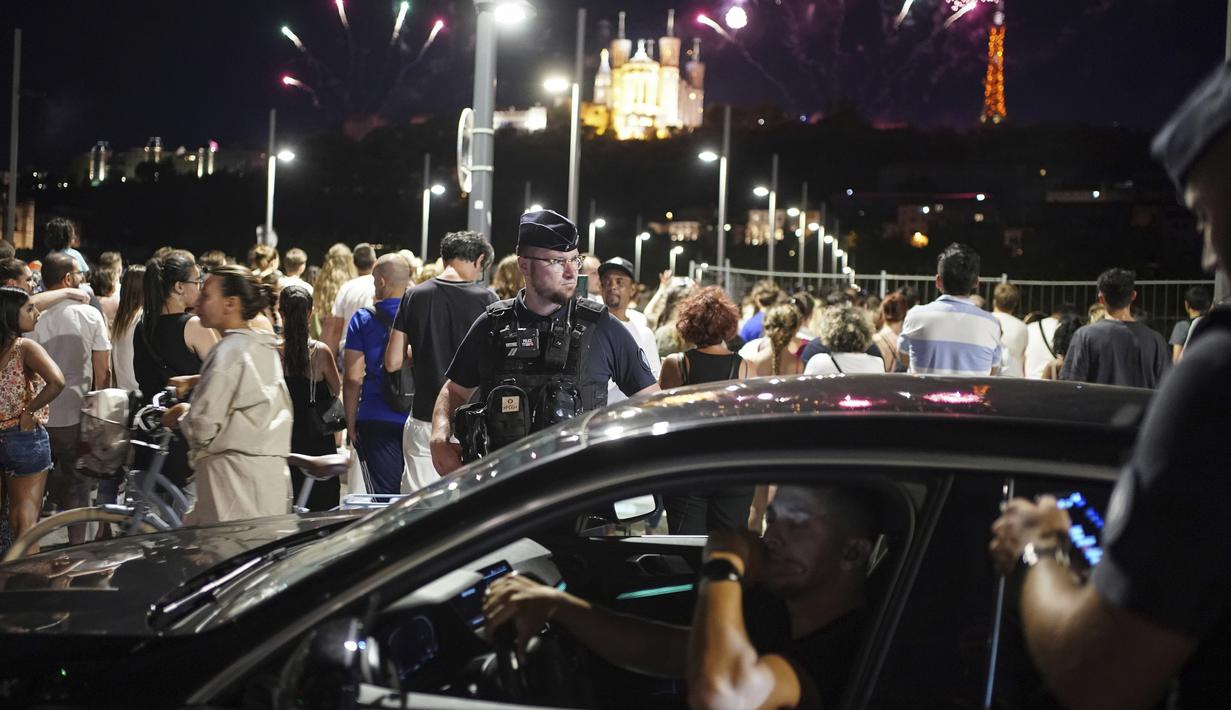 Prancis merayakan hari libur nasionalnya  ini dengan menampilkan pesawat tempur menderu dan parade Hari Bastille yang akbar di Paris.