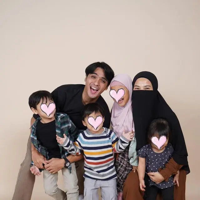 Dulu Dikenal Playboy, 6 Artis Indonesia Ini Kini Dipuji Sebagai Family Man